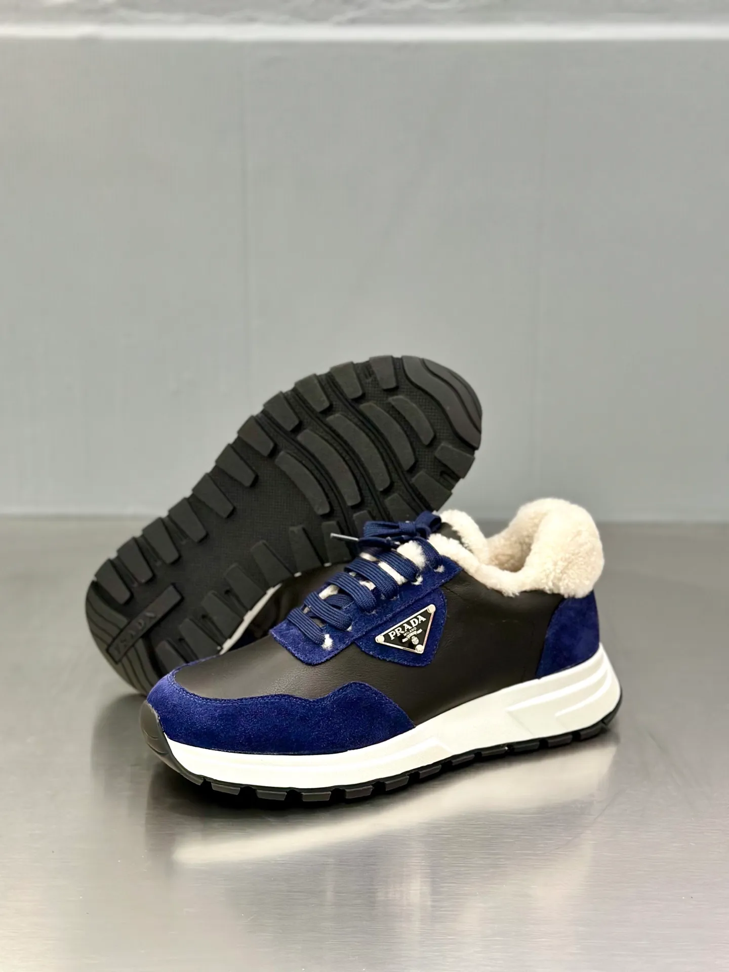 💰780 Prada/Prada men's new wool sneakers. This sneaker presents a modern version, reinterpreting the brand's archive style with clean lines and smooth details. The shoes are made of calf leather and technical fabric, with a triangular metal logo on the outside, bright TPU decoration on the heel, and a longer and padded inner heel design for a more comfortable fit. The tongue is decorated with a silk-screen logo, and is paired with a hollow rubber sole on the heel. The full cowhide lining comes standard with logo cowhide foot pads, making the upper foot taller, more comfortable, and versatile! Comes with full original packaging! Size: 39-40-41-42-43-44 standard leather shoe size (45 can be customized and does not support returns)
